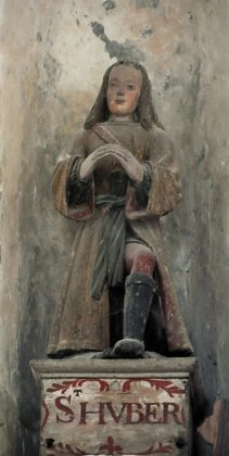 Statue de saint Hubert dans sa niche