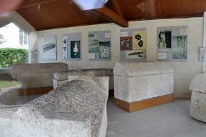 Le petit musée et ses sarcophages