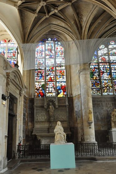 Chapelle Saint-Éloi dans le chevet avec le vitrail de la baie 1