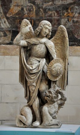 Statue de saint Michel combattant le démon