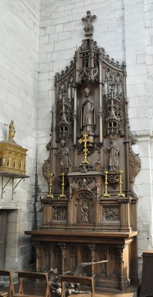 Chapelle du transept nord et son retable en bois