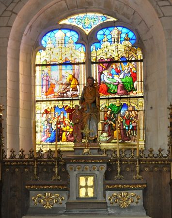L'autel Saint-Joseph devant un vitrail consacré à la vie de Joseph