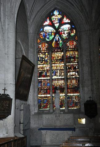Chapelle et vitrail des scènes de la vie de saint Louis